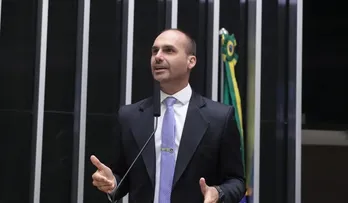EDUARDO BOLSONARO VOLTA A RECEBER R$ 17 MIL DE SALÁRIO; GABINETE GANHA R$ 123 MIL