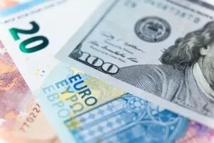 MOEDAS GLOBAIS: DÓLAR FICA ESTÁVEL ANTE RIVAIS, COM DISPUTA NO FED E CRISE FRANCESA