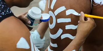 HOMEM É PRESO POR COBRAR R$130 EM PINTURA CORPORAL NO FORAL DA BARRA