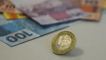 REAL LIDERA VALORIZAÇÃO GLOBAL EM 30 DIAS, MESMO COM TARIFAÇO