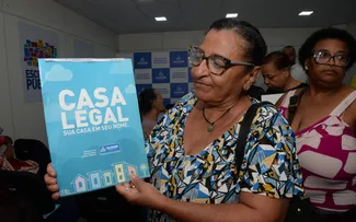 PREFEITURA ENTREGA ESCRITURAS PELO PROGRAMA CASA LEGAL PARA MORADORES DO ALTO DAS POMBAS, CALABAR E BOCA DO RIO