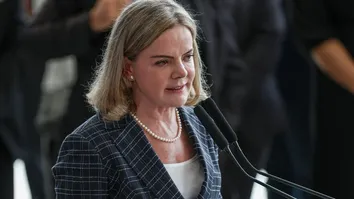 GLEISI DIZ QUE NOVAS AMEAÇAS DO GOVERNO TRUMP CONFIRMAM ‘TRAIÇÃO’ DE BOLSONARO