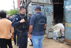 PARTES ROUBADAS DE ABRIGOS DE ÔNIBUS SÃO ENCONTRADAS EM FERRO-VELHO DURANTE OPERAÇÃO DE COMBATE A COMÉRCIO ILEGA
