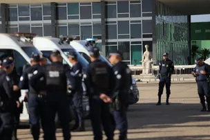 POLICIAMENTO NA PRAÇA DOS TRÊS PODERES SERÁ MANTIDO ATÉ FIM DE JULGAMENTO DE BOLSONARO NO STF