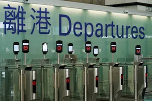 CHINA RETIRA 400 MIL DE CASA POR CHEGADA DE SUPERTUFÃO RAGASA, QUE CHEGA ÀS FILIPINAS; HONG KONG FECHA AEROPORTO