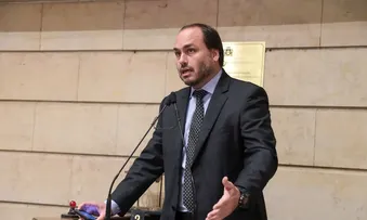 ‘O VELHO NÃO ESTÁ BEM’, DIZ CARLOS BOLSONARO NO SEGUNDO DIA DO JULGAMENTO DO PAI