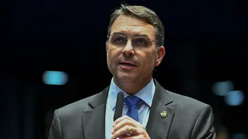 FLAVIO BOLSONARO DIZ QUE TARCÍSIO DE FREITAS LIDERA ANISTIA PARA GOLPISTAS DO 8/1