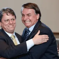TARCÍSIO VISITA BOLSONARO E DIZ TER PREOCUPAÇÃO E CONSIDERAÇÃO AO EX-PRESIDENTE
