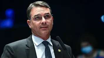FLÁVIO BOLSONARO DIZ QUE STF ‘ENTREGARÁ CABEÇA DE MORAES NA BANDEJA’
