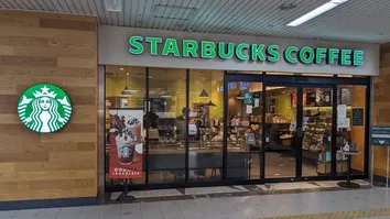 STARBUCKS FECHARÁ CENTENAS DE LOJAS E DEMITIRÁ 900 FUNCIONÁRIOS NOS EUA E NO CANADÁ