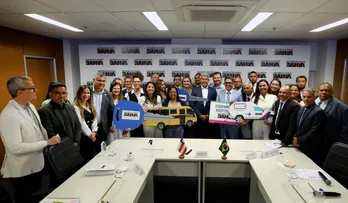 GOVERNADOR ENTREGA VEÍCULOS E EQUIPAMENTOS DE SAÚDE E EDUCAÇÃO PARA CARAVELAS