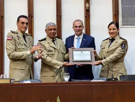 HASSAN CONCEDE TÍTULO DE CIDADÃO BAIANO AO CORONEL PM TAYLON CAVALCANTE