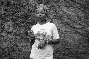 ARTISTA NYANCHO NWANRI TRAZ OLHAR SOBRE ESPIRITUALIDADE AFRICANA EM RESIDÊNCIA VILA SUL EM SALVADOR