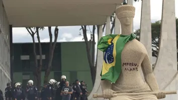 MORAES VOTA PARA CONDENAR CÚPULA DA PM DO DF A 16 ANOS POR OMISSÃO INTENCIONAL NO 8 DE JANEIRO