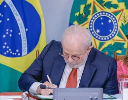LULA ASSINA DECRETOS CONTRA CAMBISMO E POR ÁGUA EM EVENTOS