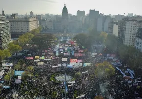ARGENTINOS PROTESTAM CONTRA VETOS DE MILEI A ORÇAMENTOS DE EDUCAÇÃO E SAÚDE
