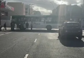 SUSPEITO BLOQUEIA VIA COM ÔNIBUS NO NORDESTE DE AMARALINA