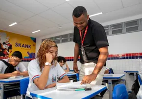PROFESSORES DA REDE ESTADUAL RECEBEM ABONO EXTRA DE ATÉ R$ 1,8 MIL EM OUTUBRO
