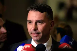 ‘VAMOS CONVOCAR ESSE ANJINHO’, DIZ FLÁVIO BOLSONARO SOBRE CHAMAR IRMÃO DE LULA NA CPMI DO INSS