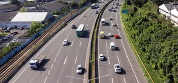 CAMINHÃO TOMBA E INTERDITA PARCIALMENTE A BR-324, SENTIDO SALVADOR