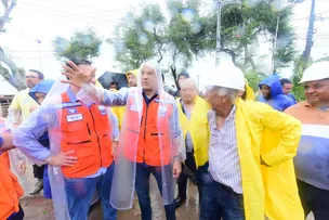 BRUNO REIS AUTORIZA RECOMPOSIÇÃO DE CONTENÇÕES NA ORLA DE TUBARÃO E ANUNCIA NOVAS OBRAS CONTRA DESLIZAMENTOS