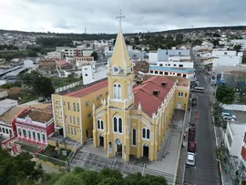 IGREJA AFIRMA SER DONA DE TERRENOS EM SETE BAIRROS DE VITÓRIA DA CONQUISTA E PRETENDE COBRAR TAXAS DE MORADORES