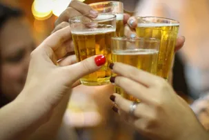 25% DOS ADOLESCENTES CONSOMEM ÁLCOOL DE FORMA REGULAR; MENINAS BEBEM COM MAIS FREQUÊNCIA