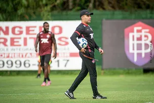 SEM CHUVA, JAIR VENTURA TREINA EQUIPE PARA ENFRENTAR O CORINTHIANS NO SÁBADO