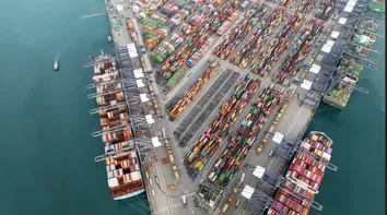 CHINA: EXPORTAÇÕES SUPERAM PREVISÃO, MAS NOVA DISPUTA COM EUA REACENDE RISCOS