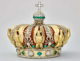 COROA COM 1.354 DIAMANTES ROUBADA DO LOUVRE É ENCONTRADA