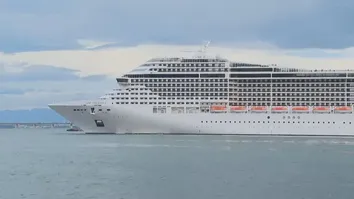 CRUZEIRO NÃO CONSEGUE ATRACAR NO PORTO DE SALVADOR DEVIDO A TEMPORAL