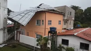 DESTELHAMENTOS E QUEDAS DE ÁRVORE MARCAM O 3º DIA DE CHUVA EM SALVADOR
