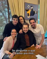 FAUSTÃO REAPARECE IRRECONHECÍVEL EM FOTOS COM OS FILHOS; VEJA