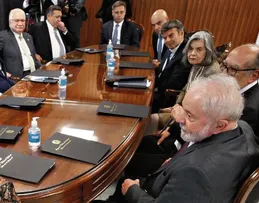 LULA SE REÚNE COM MINISTROS DO STF APÓS APOSENTADORIA DE BARROSO