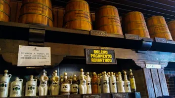 BAR 'O CRAVINHO' DIZ NÃO HAVER NADA DE ERRADO COM AS CACHAÇAS COMERCIALIZADAS NO LOCAL; ENTENDA