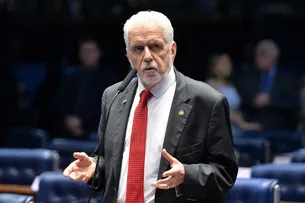“NÃO TEM NADA DE ABSURDO EM MILIONÁRIO PAGAR PELO MENOS 10% DE IR”, DIZ JAQUES WAGNER