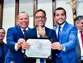 VICE-GOVERNADOR PRESTIGIA ENTREGA DA COMENDA 2 DE JULHO A ZÉ EDUARDO