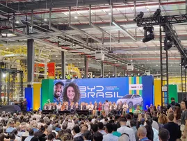 VICE PRESIDENTE DA BYD, STELLA LI, DIZ QUE EMPRESA VAI CONSTRUIR UM CARRO POR MINUTO NA BAHIA