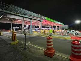 PRAÇA ILUMINADA MARCA CAMPANHA DO OUTUBRO ROSA NA LITORAL NORTE