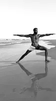 RICARDO BARBATO CONDUZ PRÁTICA DE YOGA, EXPERIÊNCIA DE BEM-ESTAR DO VOU NA PRAIA EM VILAS DO ATLÂNTICO