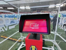 MUDANÇAS NA ENTRADA DO VAR EM LANÇES DE CARTÃO AMARELO E ARREMESSO LATERAL