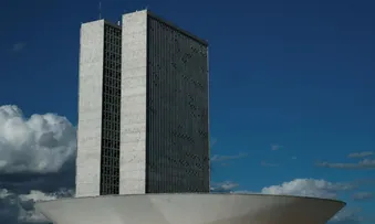 CONGRESSO ALTERA LDO PARA PAVIMENTAR ISENÇÃO DO IR E AUTORIZAR GOVERNO A MIRAR PISO DA META
