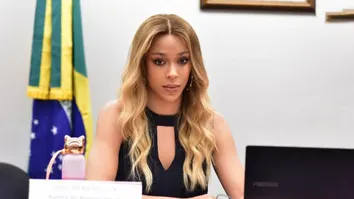 ÉRIKA HILTON PEDE À PGE A INELEGIBILIDADE DE EDUARDO BOLSONARO
