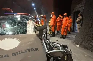 VIATURA CAPOTA EM TÚNEL DURANTE PERSEGUIÇÃO EM SALVADOR; POLICIAL FICA PRESO NAS FERRAGENS