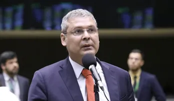 LINDBERGH PEDE ADIAMENTO DE VOTAÇÃO DO PL ANTIFACÇÃO E DESTITUIÇÃO DE DERRITE DA RELATORIA