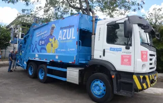 NOVEMBRO AZUL: LIMPURB ENTREGA CAMINHÕES PLOTADOS EM ALUSÃO À CAMPANHA
