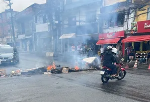 COMERCIANTES PROTESTAM APÓS PREFEITURA DEMOLIR BARRACAS NO CONJUNTO ARVOREDO