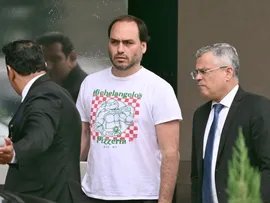 BOLSONARO TEM CRISE DE SOLUÇO E PASSA POR ATENDIMENTO MÉDICO NA PRISÃO