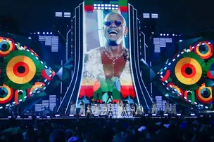 LÉO SANTANA GRAVA DVD COM GRANDE PÚBLICO NO COMÉRCIO