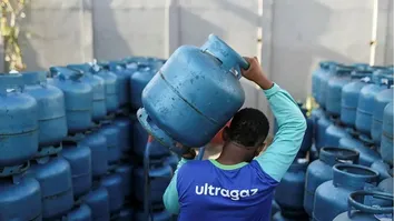 BRASILEIROS PASSAM A RECEBER GÁS DE COZINHA DE GRAÇA NESTE MÊS; ENTENDA